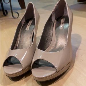 bandolino open toed heels